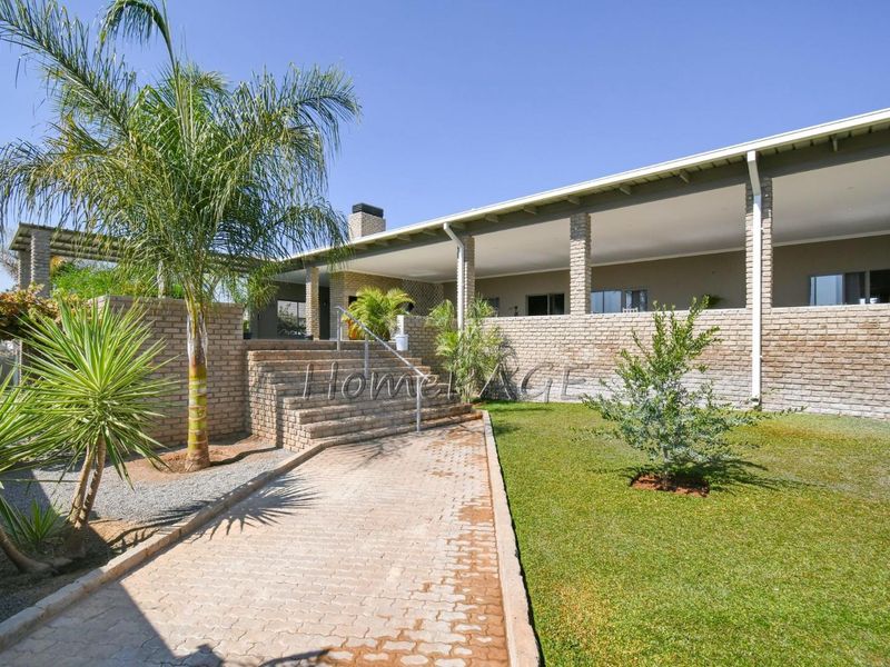 Ext 1, Outjo:  VERY NEAT, LOW MAINTENANCE 5 Bedr Home is for Sale - Photo 3