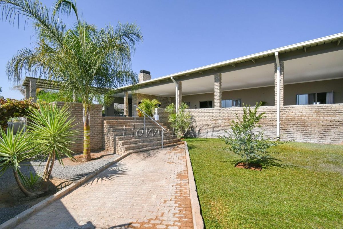 Ext 1, Outjo:  VERY NEAT, LOW MAINTENANCE 5 Bedr Home is for Sale - Photo 3