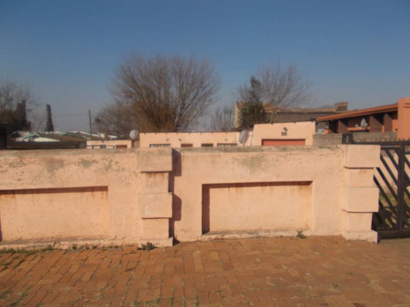 property with potential for sale - Photo 1