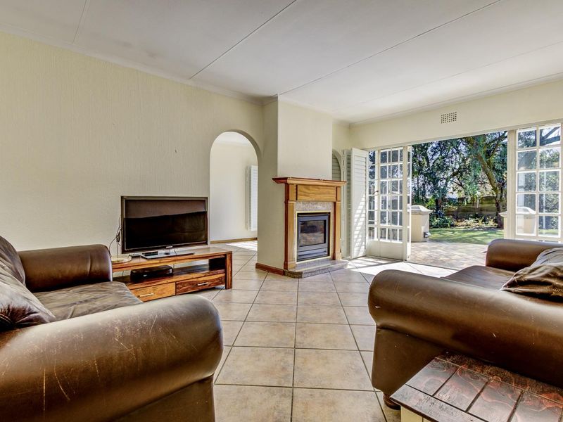 GRACIOUS FIVE BEDROOMED HOME ON 1545M2 STAND - A STONE'S THROW FROM HOMESTEAD DAM! - Photo 6