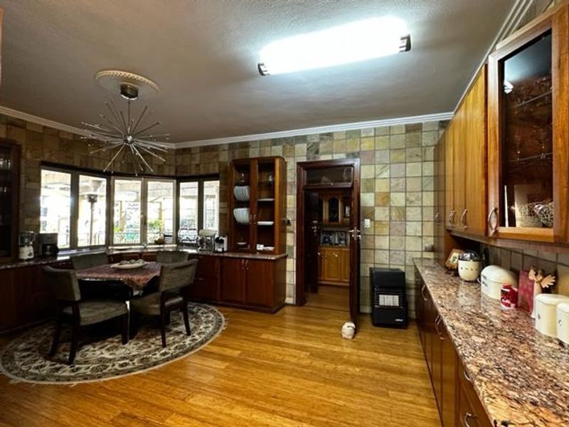 Indulge in opulence: A magnificent home for sale! - Photo 7