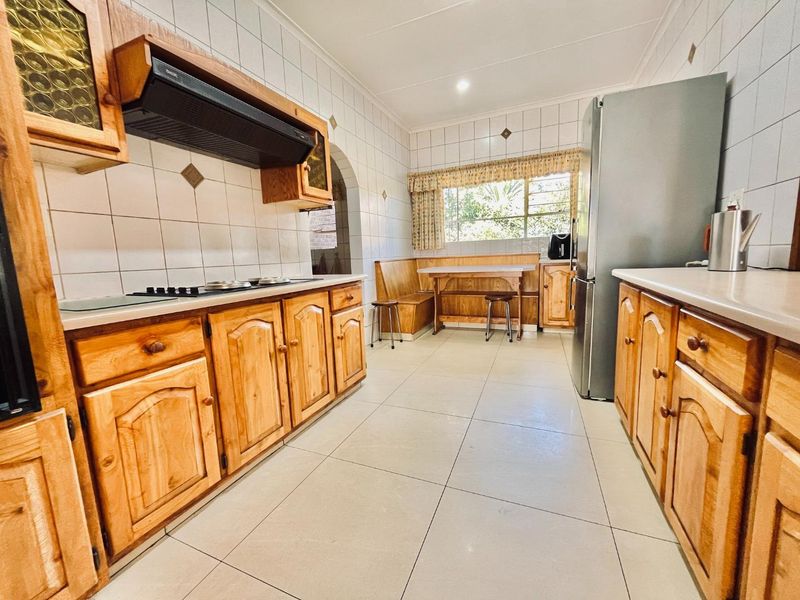 Spacious Family Home with Pool & Braai Area - Photo 8