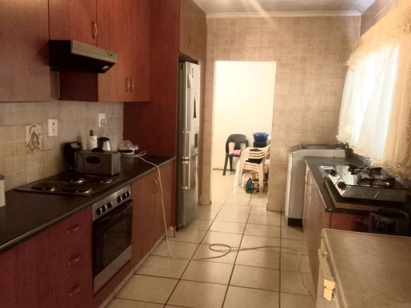 Charming Fixer Upper - Photo 2