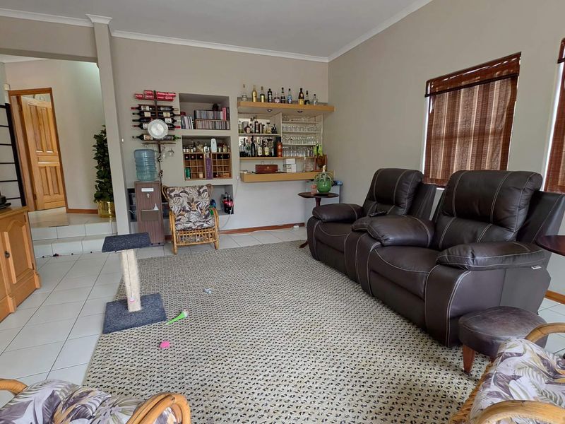 4 Bedroom House for Sale in Bassonia - Photo 10