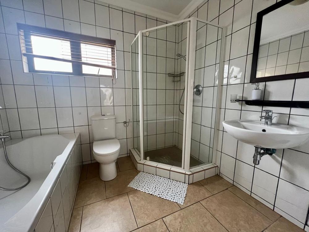 Bedroom 3 en-suite bathroom