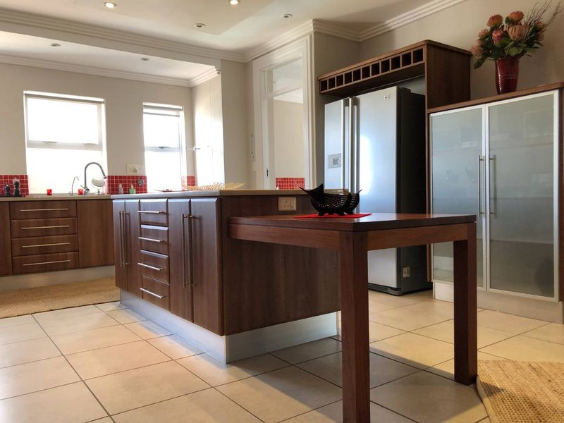 Oceanfront Elegance: Your Double-Storey Penthouse Retreat - Photo 4