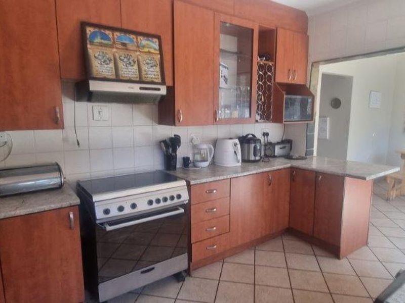 At one with Nature's tranquility. Lovely Location in Mondeor. - Photo 5