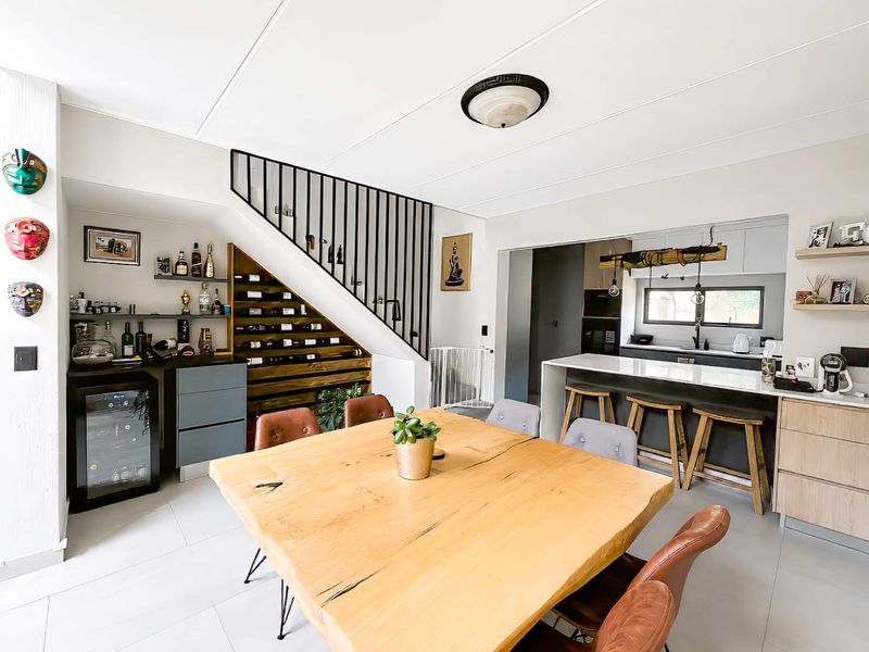 Modern Contemporary Living with Everyday Convenience - Photo 3