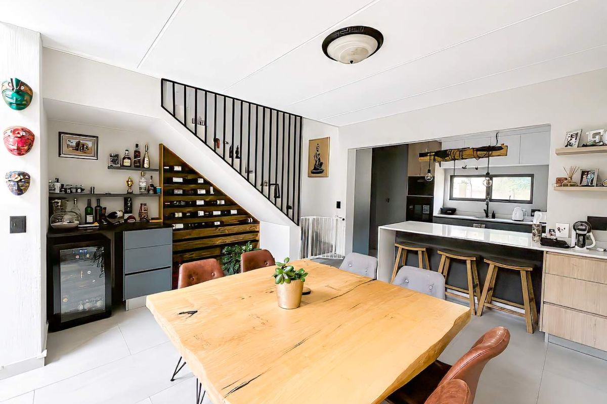 Modern Contemporary Living with Everyday Convenience - Photo 3