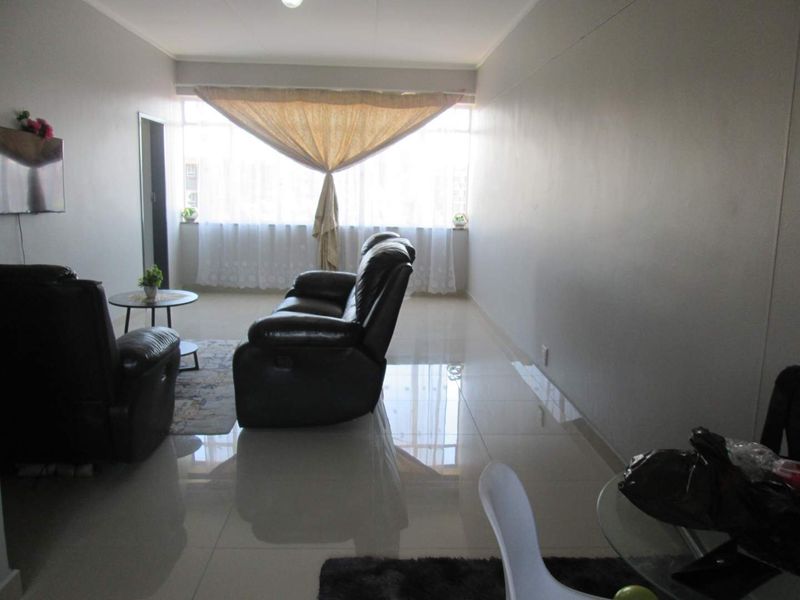 VERY NEAT AND BEAUTIFUL [ 1.5 ] ONE AND HALF BEDROOMS APARTMENT FOR SALE IN SUNNYSIDE PRETORIA BARGAIN . - Photo 10