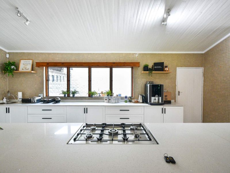 Full-Title home with loads of upgrades and plenty to offer - Murrayfield (Boomed-off security area) - Photo 10