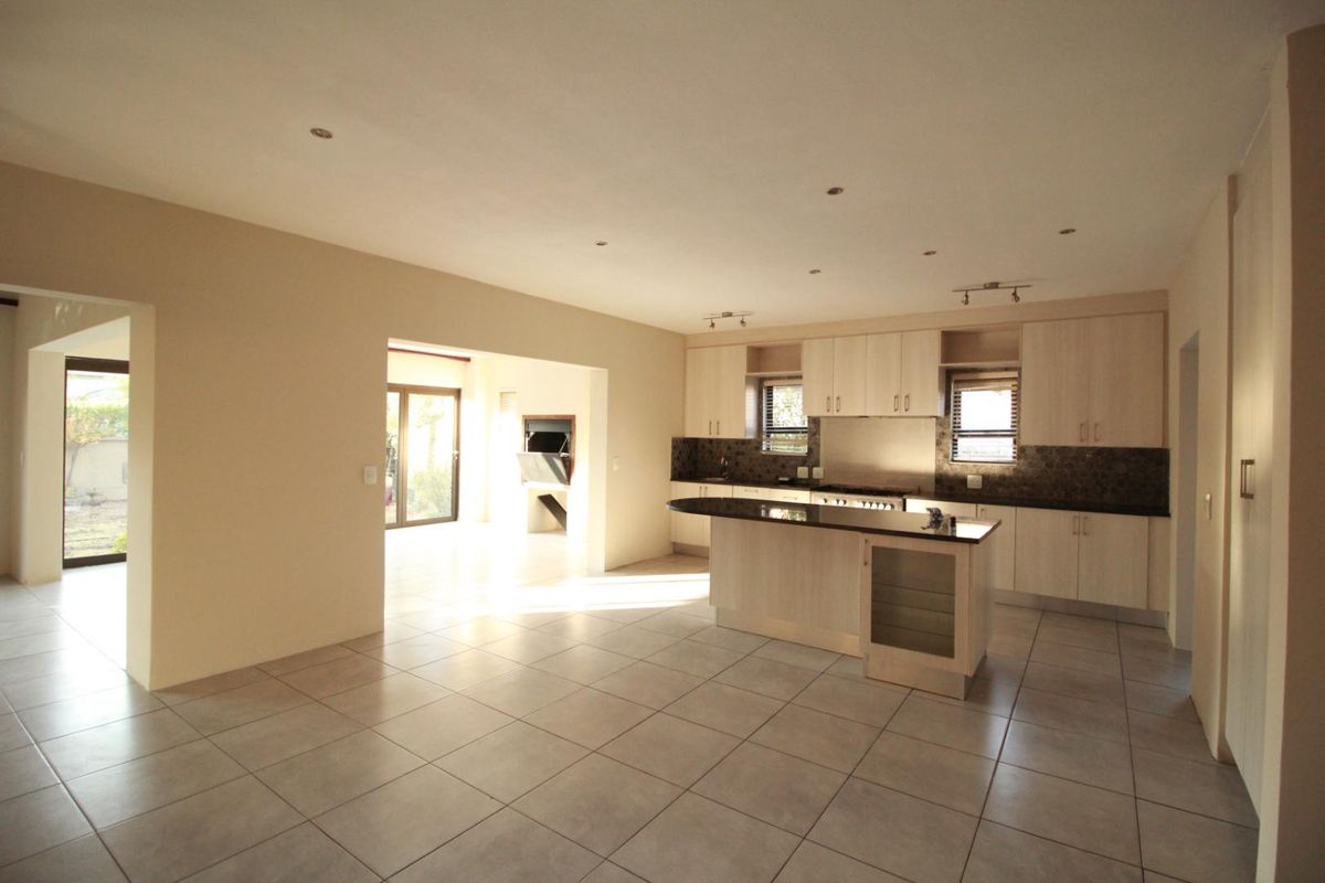 Elegant Family Living in a Quiet Cul-de-Sac | Blue Valley Golf Estate - Photo 5