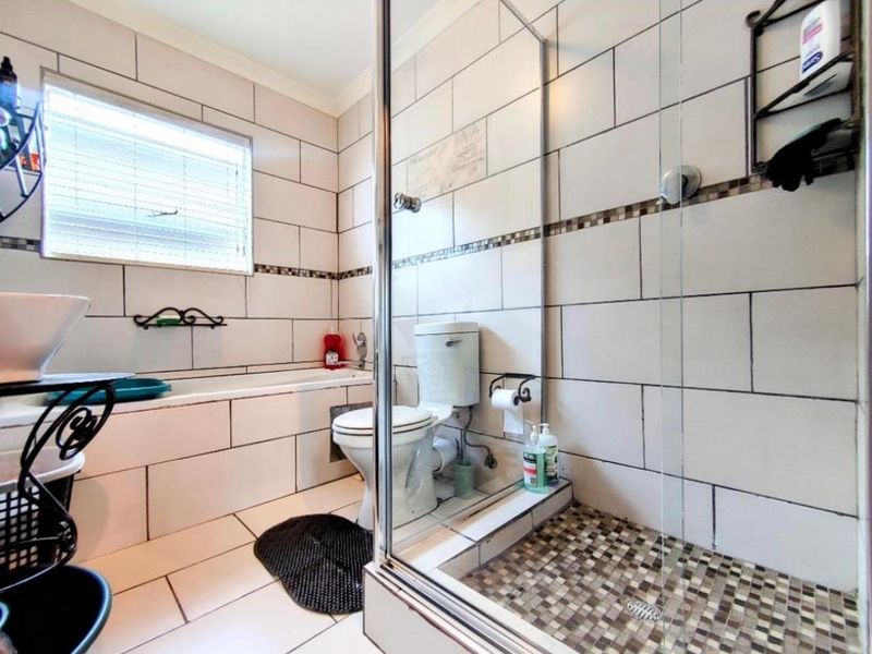 Lovely Ground Floor Unit Now Available For Sale in Malachite Mews. - Photo 5