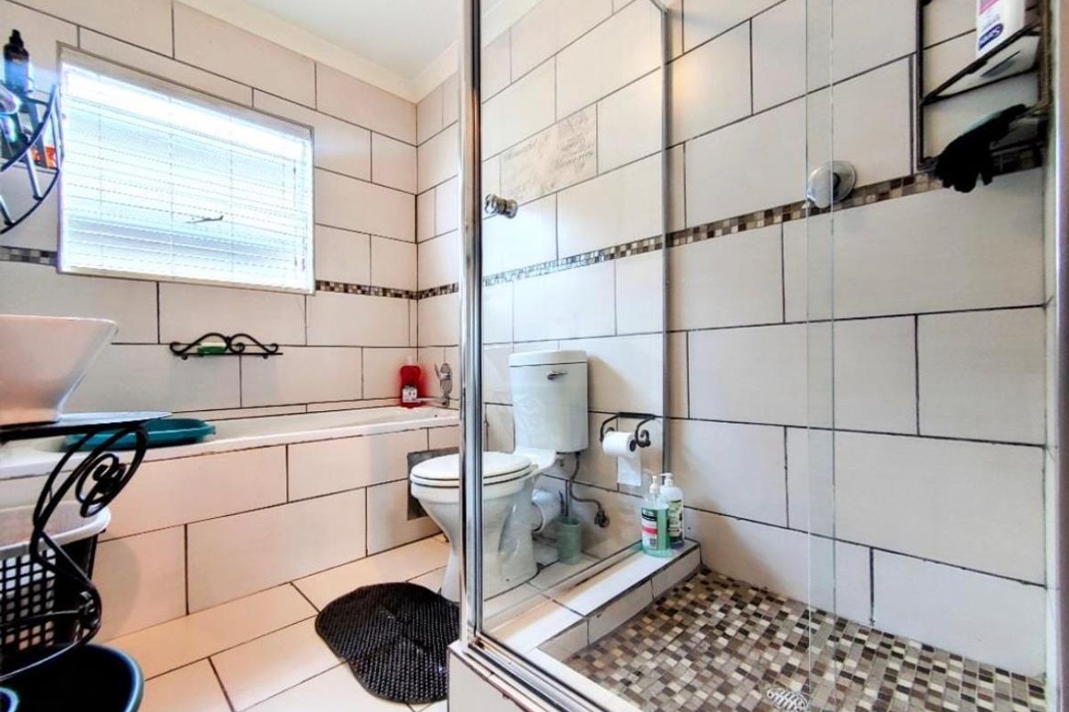 Lovely Ground Floor Unit Now Available For Sale in Malachite Mews. - Photo 5