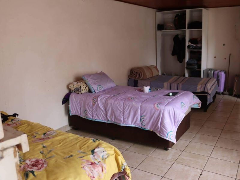 Spacious 3 Bedroom Family Home with Large Yard in Homelake - Photo 5