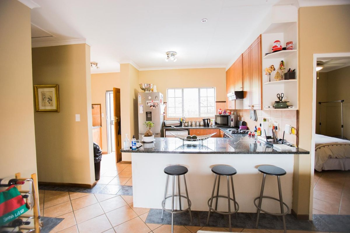 3 Bedroom Townhouse for rent in Mooikloof Ridge - Photo 4
