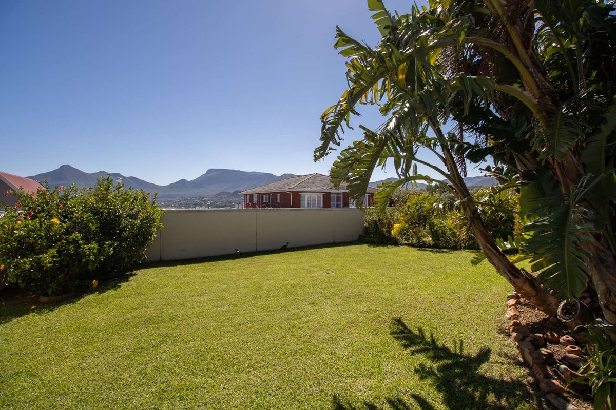 Spacious Private Family Living with Income-Generating Flat in Capri Village! - Photo 4