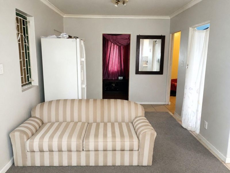 Three-bedroom Home with mountain views and flatlet potential - Photo 4