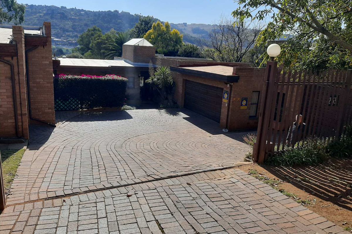 Charming 3-Bedroom Face Brick Home with Scenic Golf Course Views - Photo 4