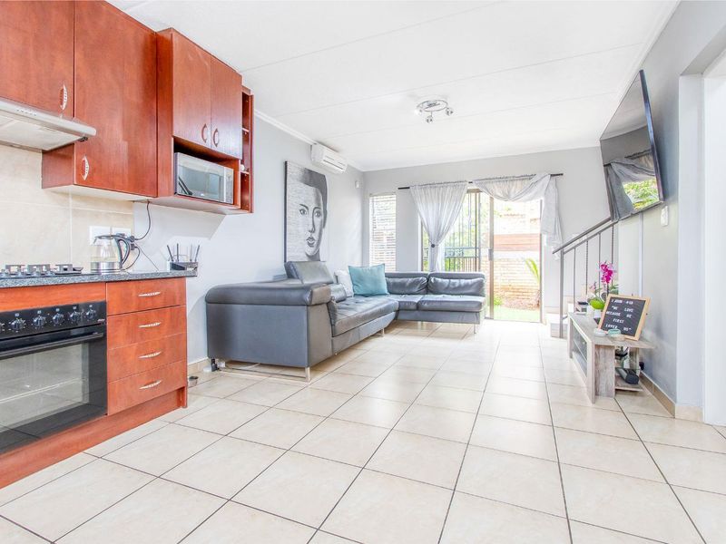 Stunning Duplex Townhouse with Water and Power Backup in Wilgeheuwel! - Photo 2