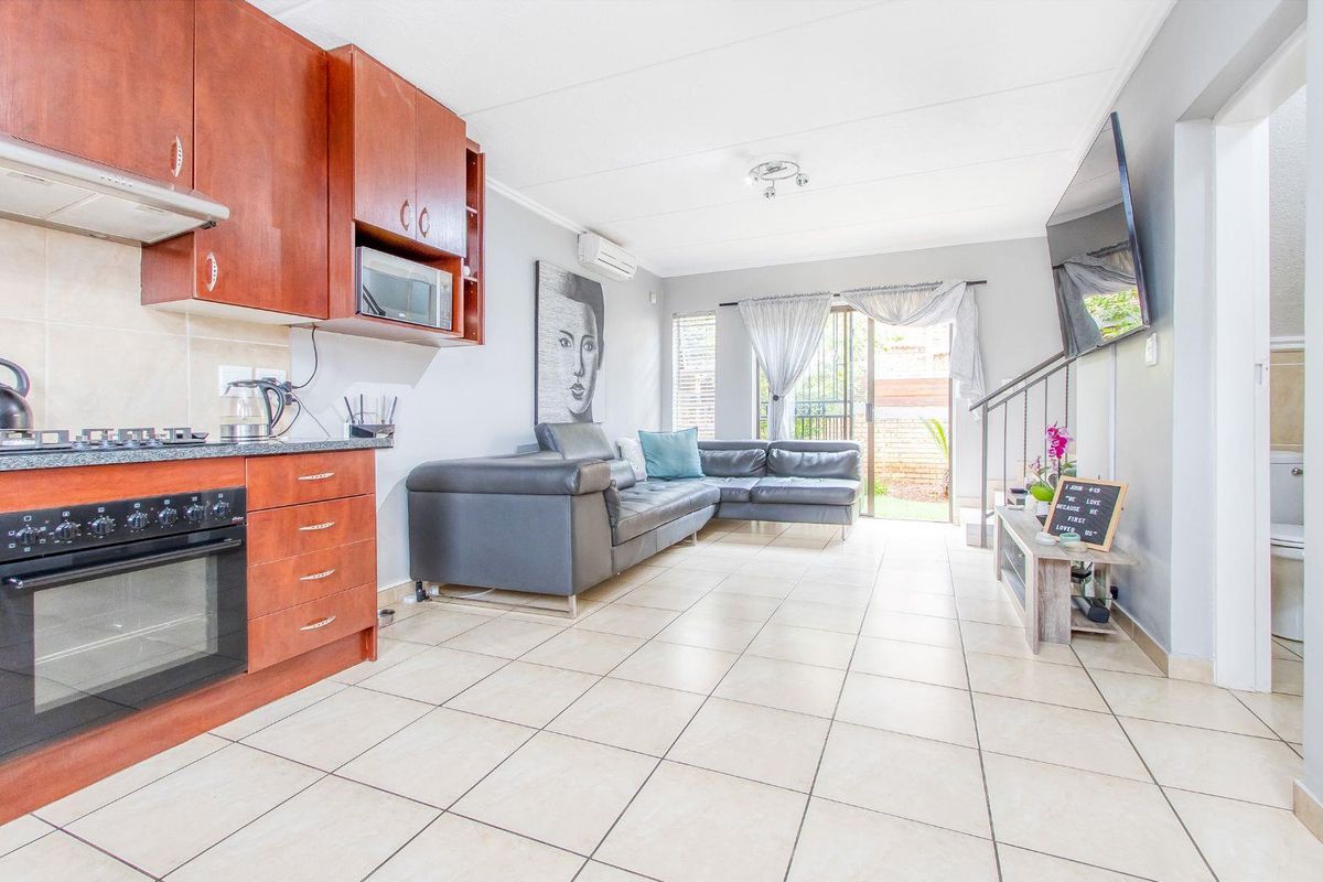 Stunning Duplex Townhouse with Water and Power Backup in Wilgeheuwel! - Photo 2