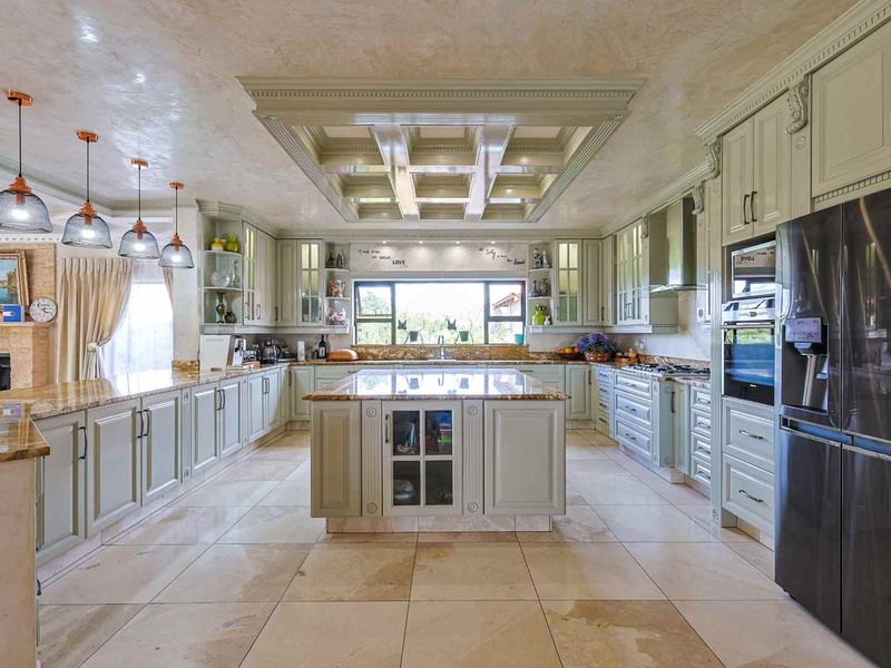 Magnificent Luxury Estate with Panoramic Views in Mooikloof Heights - Photo 9