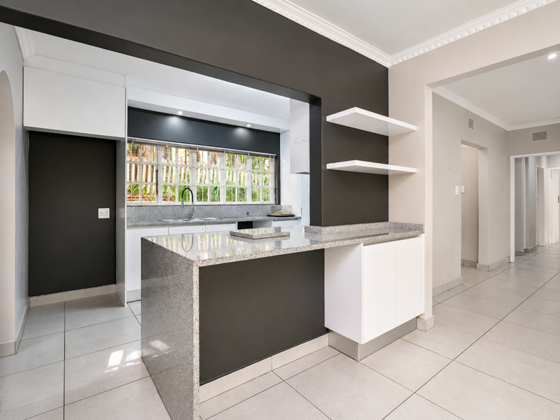 Spacious Face-Brick Family Home with Modern Finishes, Scenic Views and Seamless Indoor-Outdoor Living - Photo 10