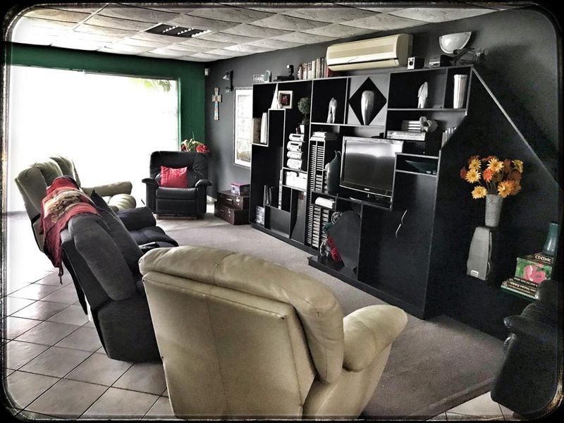 Modern 5 Bedroom Family House For Sale - Grootfontein - Photo 7