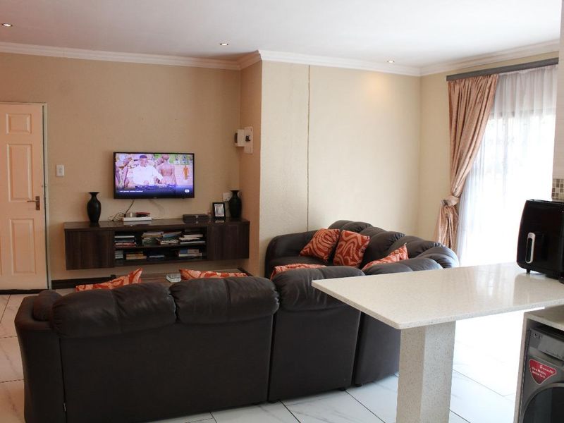 STUNNING FAMILY HOME: ITS A MUST SEE. - Photo 7