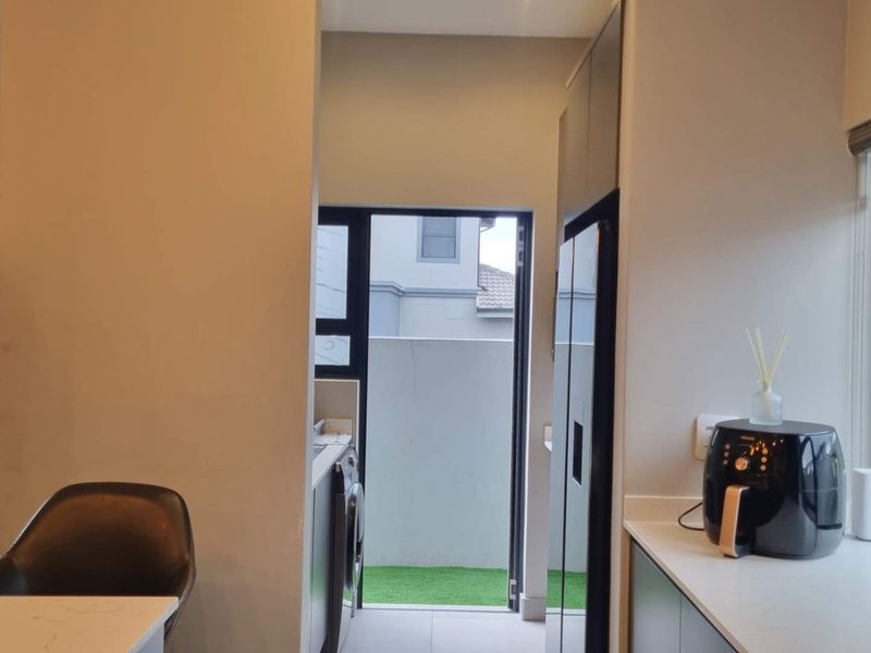 Modern 3-Bedroom Home with Outdoor Jacuzzi in a Prestigious Olivedale Estate - Photo 3