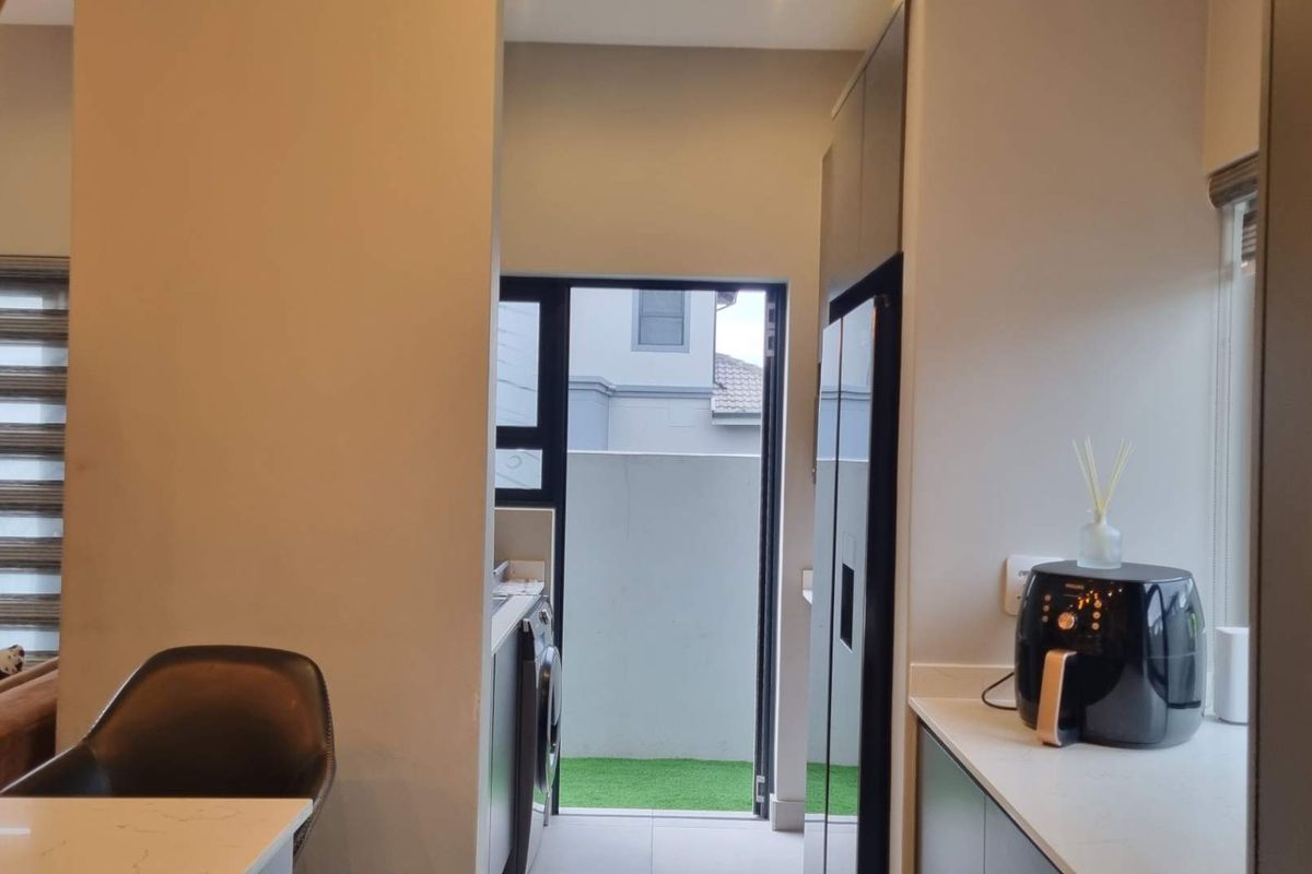 Modern 3-Bedroom Home with Outdoor Jacuzzi in a Prestigious Olivedale Estate - Photo 3