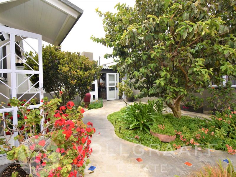 Investor’s dream: Stylish home plus 3 beautiful income-generating flatlets in CBD, Swakopmund - Photo 2