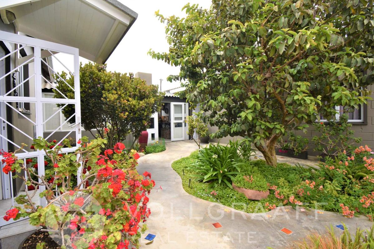 Investor’s dream: Stylish home plus 3 beautiful income-generating flatlets in CBD, Swakopmund - Photo 2