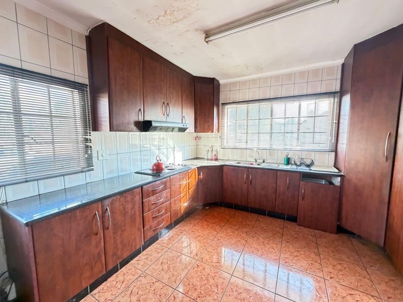 Spacious 5-Bed Family Home in Desirable Mackenzie Park - Photo 6