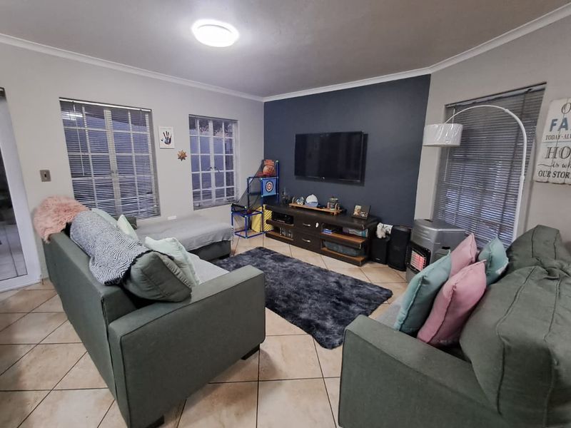 3 Bedroom Duplex in Secure Albemarle Estate - Photo 2