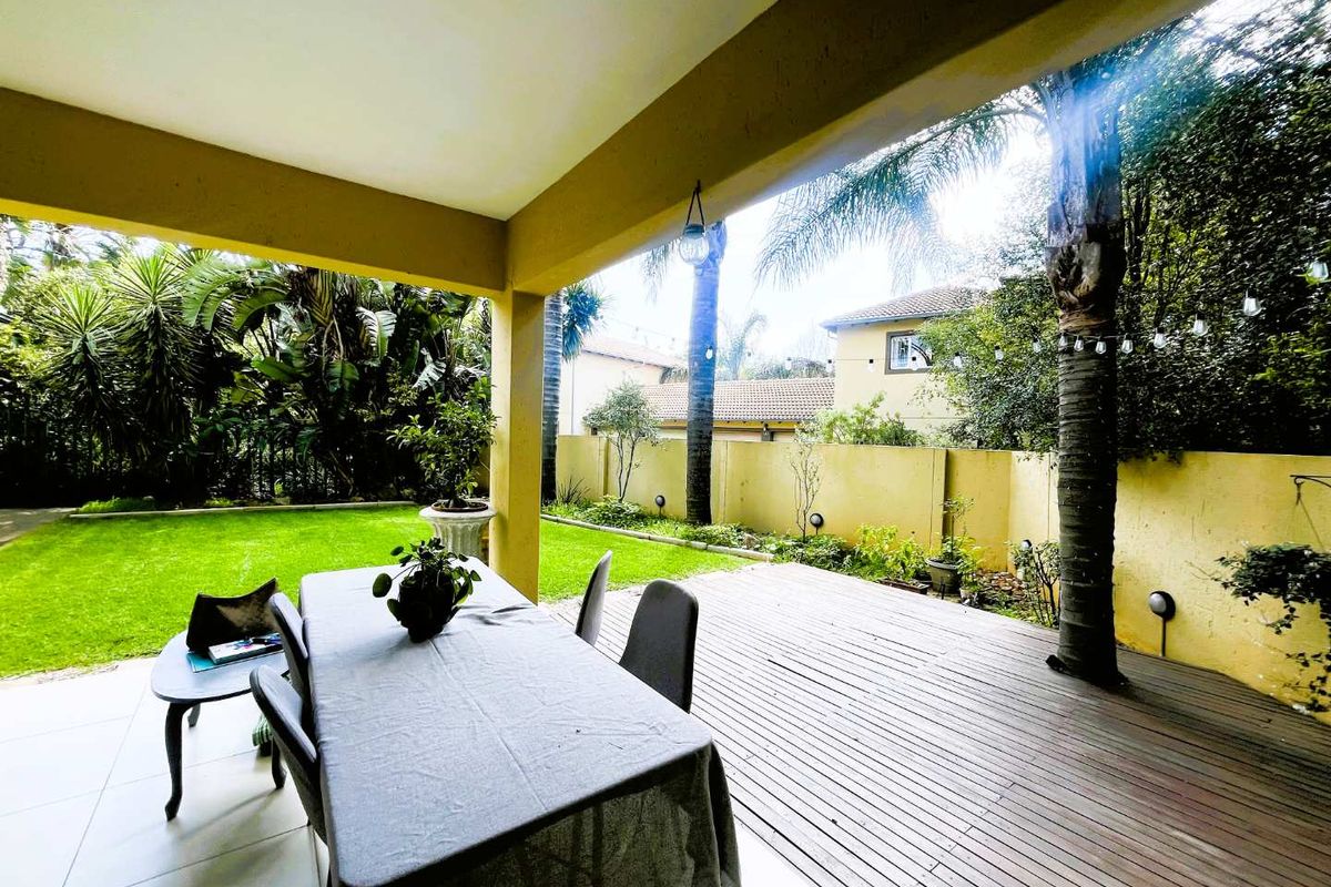 Modern Contemporary Living with Everyday Convenience - Photo 2