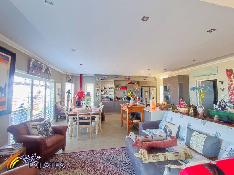 5 BEDROOM SEAFRONT HOME, MILE 4 SWAKOPMUND. - Photo 10