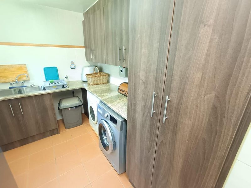 Spacious Family Living with an Attached Flatlet in Desirable Clubview! - Photo 7