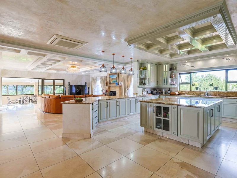 Magnificent Luxury Estate with Panoramic Views in Mooikloof Heights - Photo 7
