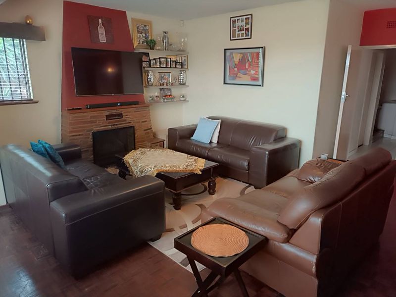 FOR SALE: Unique 2-in-1 Family Duplex – The Ultimate Entertainer’s Dream in Linmeyer, Johannesburg South! - Photo 9