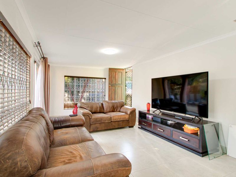 3 Bedroom Townhouse with Home Office for sale Wilgeheuwel/Radiokop - Photo 4