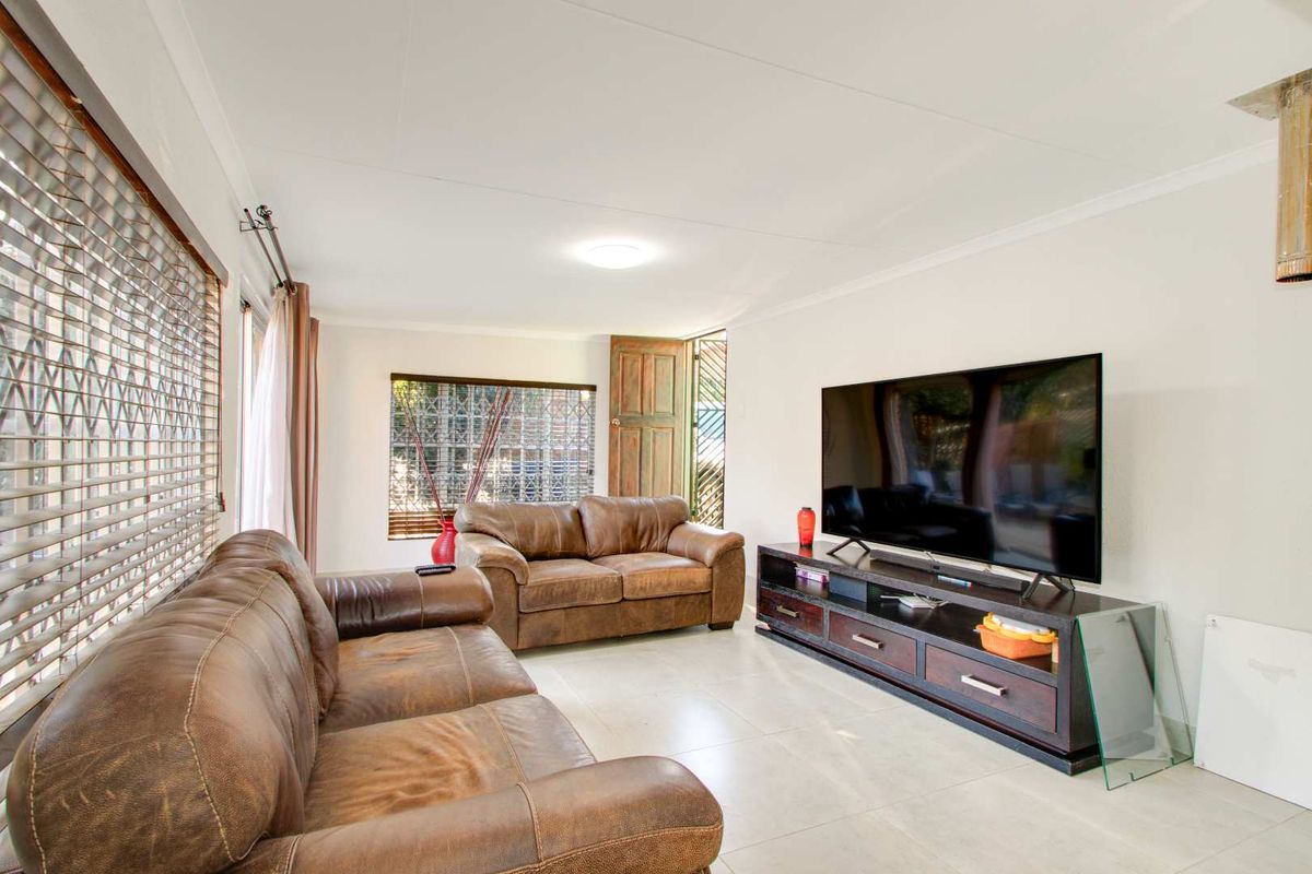 3 Bedroom Townhouse with Home Office for sale Wilgeheuwel/Radiokop - Photo 4