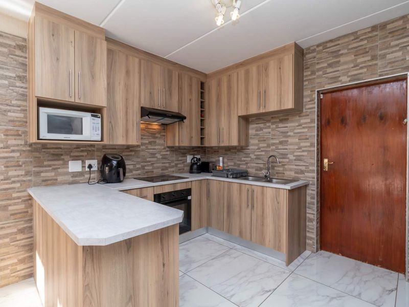 Charming 3-Bed Townhouse: Your Family's New Haven! - Photo 2