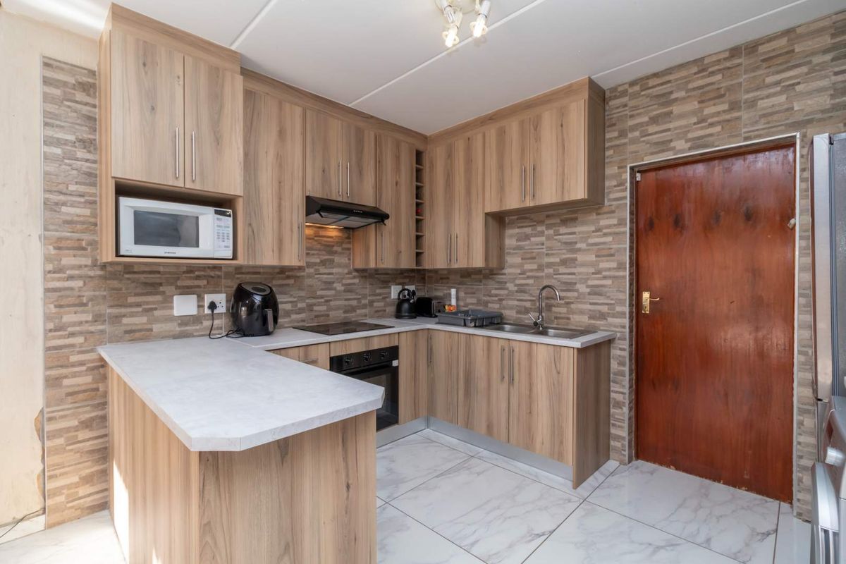 Charming 3-Bed Townhouse: Your Family's New Haven! - Photo 2