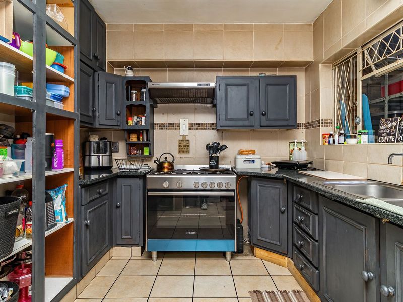Spacious Townhouse with a Private Garden and Pool Access! - Photo 6
