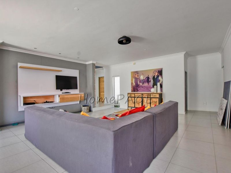 Fairway Estates, Walvis Bay:  5 Bedr Double Storey Contemporary Home is for Sale - Photo 10