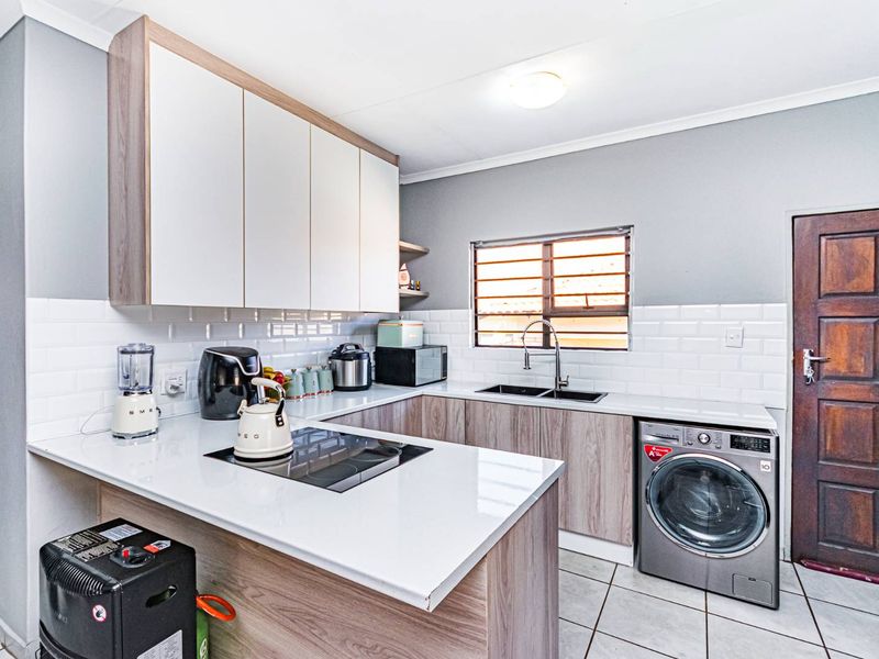 Elegant 3-bedroom home in secure complex with a beautiful garden in Grobler Park - Photo 4