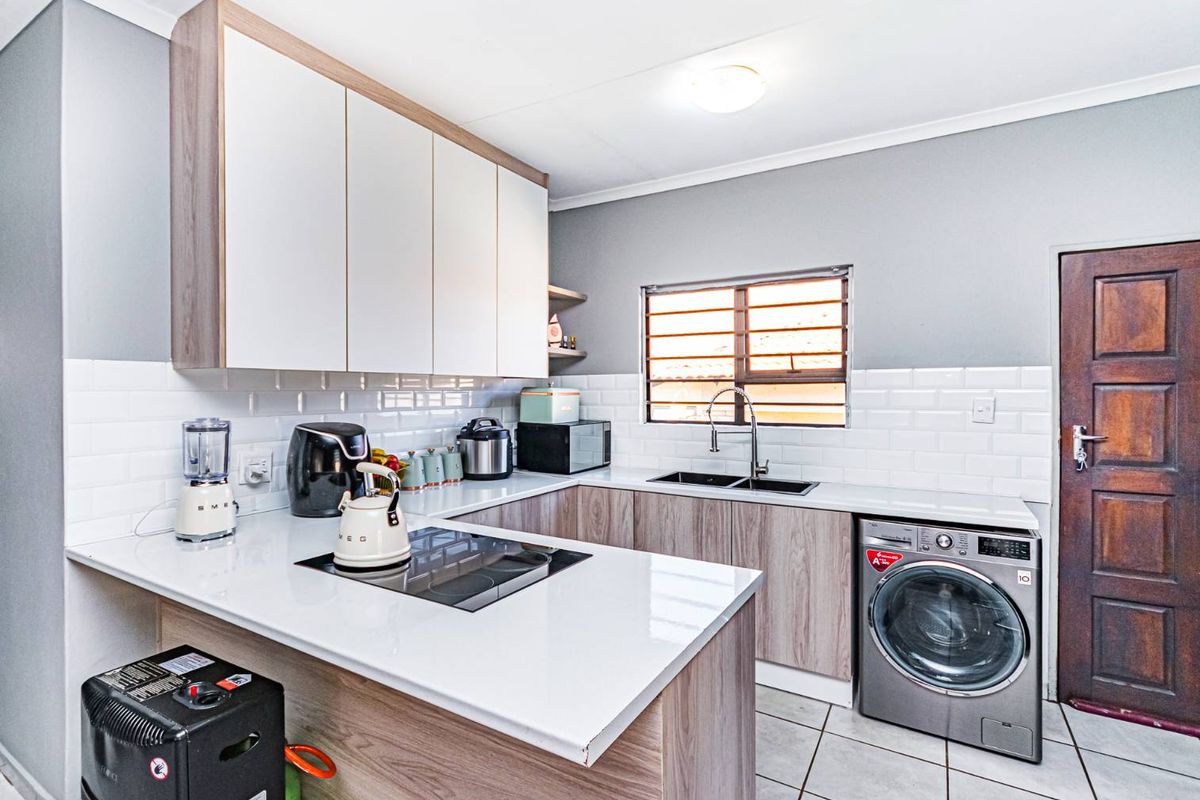 Elegant 3-bedroom home in secure complex with a beautiful garden in Grobler Park - Photo 4
