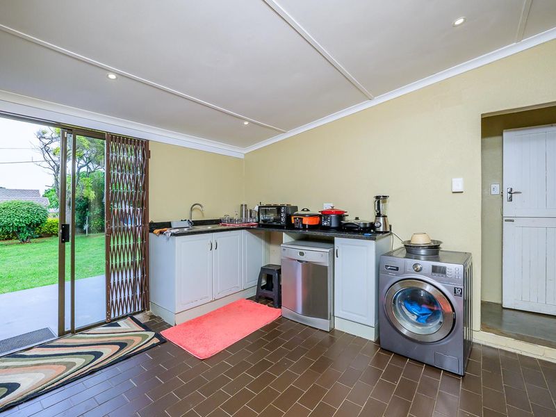 HENDRA - MUCH LOVED FAMILY HOME ON DEAD FLAT LAND WITH 2 BEDROOM COTTAGE - Photo 10