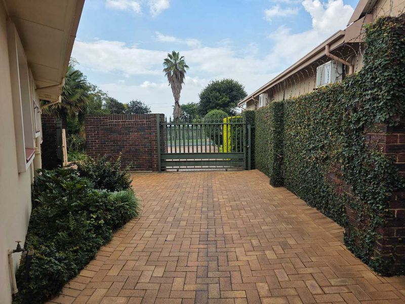 A True Gem in Horison Park with Residential and Business rights. - Photo 7